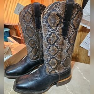 Ladies Ariat Frontier Farrah Square Toe Dress Boot. NWT